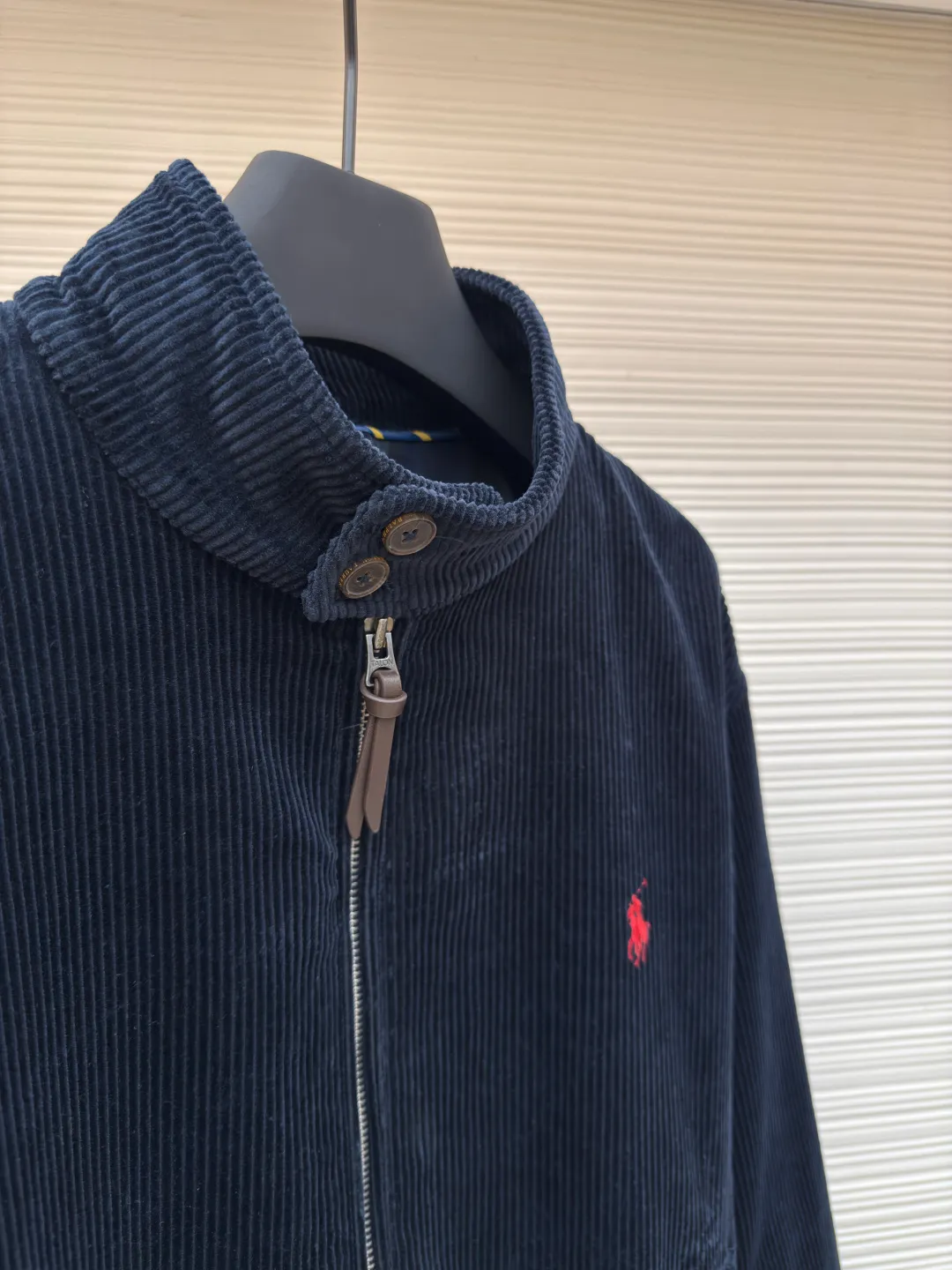Ralph Lauren embroidered corduroy jacket ●Authentic product: Purchased and developed for 3990 ●Item number: 1680050-B55 ●Fabric: corduroy fabric ●Technology: Positioning cutting machine ●Version: Fitted version ●Weight: about 905 grams ●Size: S-M-L-XL ●Description: Customized wide-ribbed corduroy fabric with clear texture, excellent texture, comfortable and skin-friendly, elegantly presented with a touch of deep navy blue Low-key and luxurious. The exquisite red pony logo is embellished, igniting the overall vitality and passion. The stand-up collar design is simple and elegant. When the light falls, it shows subtle changes in luster and is intertwined with the undulations of the wide ribs. The jacket injects a vivid soul and has extremely high matching flexibility. Adopt imported machine embroidery technology, use advanced computer control system and precision mechanical components to achieve the iconic pony embroidery operation with high precision, smooth and delicate lines, and template machine to open the bag. The preset template guides the position, shape and size of the bag opening. The accuracy ensures the quality of the bag opening effect. The overall wiring is straight and delicate, the fabric is comfortable and soft, and the color is consistent without color difference. It can be matched with the same style to create a fashionable look and control various occasions. Customized accessories, complete with three standards, same style for men and women!
